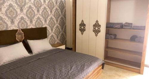 巴格达Dreams Apartments شقق الاحلام的一间卧室配有一张大床和一个衣柜