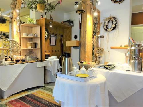 施特拉尔松德祖尔法赫布鲁克旅馆的厨房配有2张桌子和带台面的台面