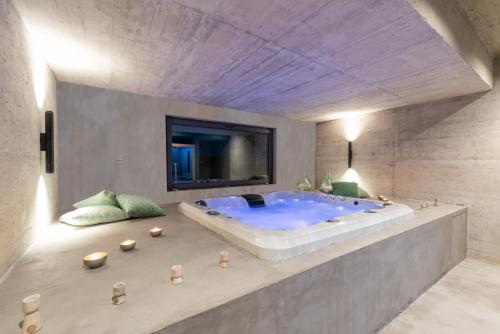 莫托文Villa Terra Motovun的带浴缸的大型浴室和电视。