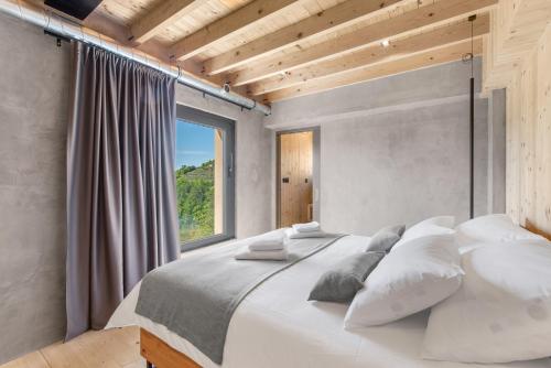 莫托文Villa Terra Motovun的卧室配有一张大白色床和窗户