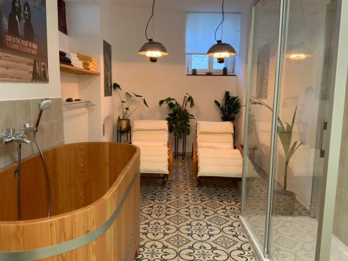 布雷姆Ferienhaus Mosel 2.0的一间带木制浴缸和淋浴的浴室
