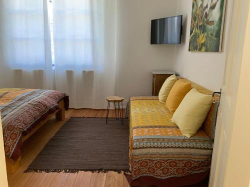 布雷姆Ferienhaus Mosel 2.0的带沙发和电视的客厅