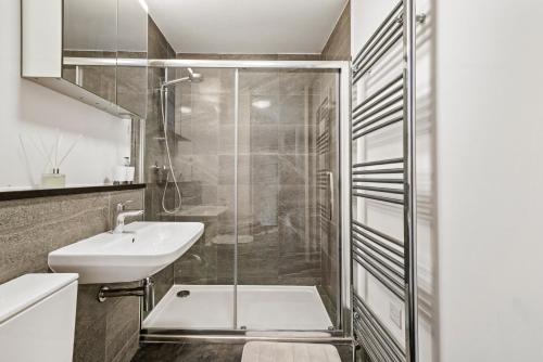 韦克菲尔德Stunning Georgian Apartment In Yorkshire - Parking的带淋浴和盥洗盆的浴室