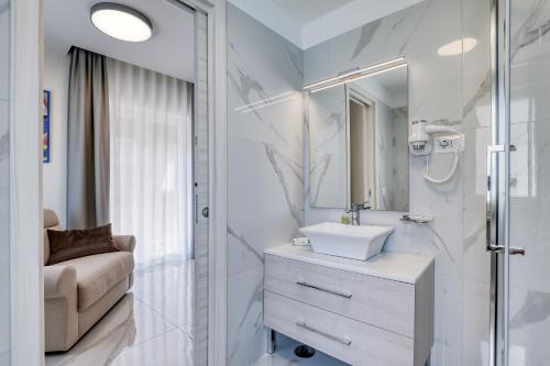 那不勒斯Vomero High Hotel的一间带水槽和镜子的浴室