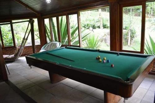 伊塔蒂亚亚维斯塔林达酒店的客厅配有台球桌和设施