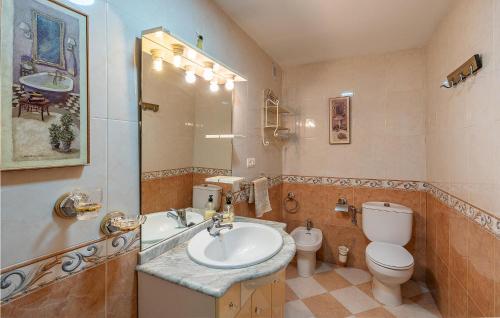 Trasmulas5 Bedroom Awesome Home In Trasmulas, Granada的一间带水槽、卫生间和镜子的浴室