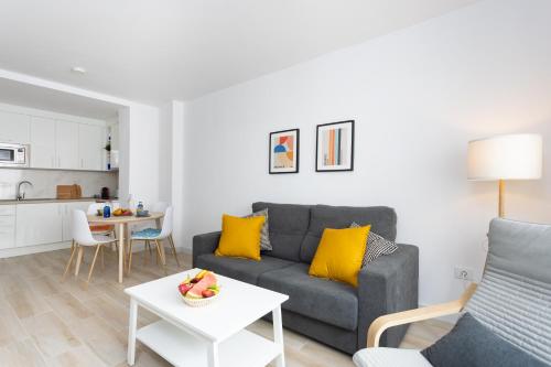 阿尔卡拉Home2Book Stylish Apartment Alcalá Beach的客厅配有沙发和桌子