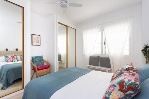 阿尔卡拉Home2Book Stylish Apartment Alcalá Beach的一间卧室配有一张床和镜子