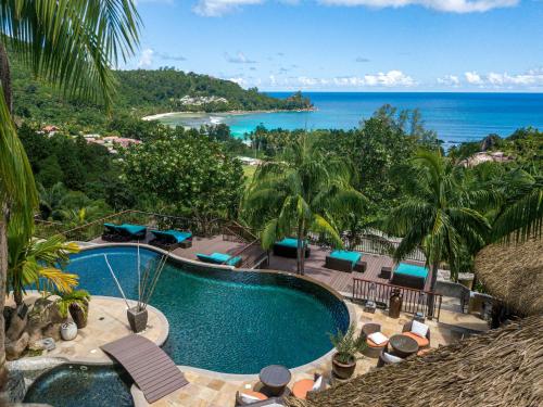 马埃岛贝拉扎尔区瓦莫尔温泉度假酒店的享有游泳池和海洋的空中景致