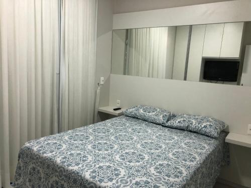 考卡亚Diversão, férias, casa na praia de cumbuco.的一间卧室配有一张带两个枕头的床