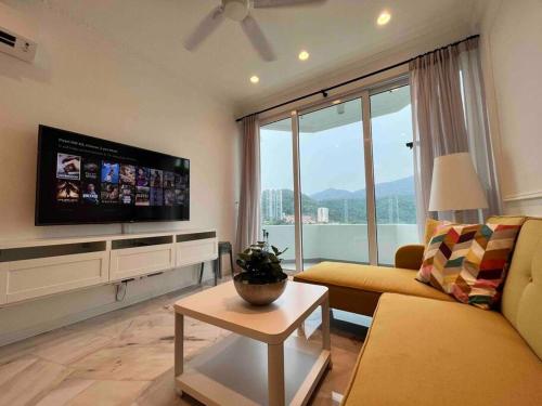 丹绒武雅Tanjung Bungah PEARL HILL42 Homestay的带沙发和电视的客厅