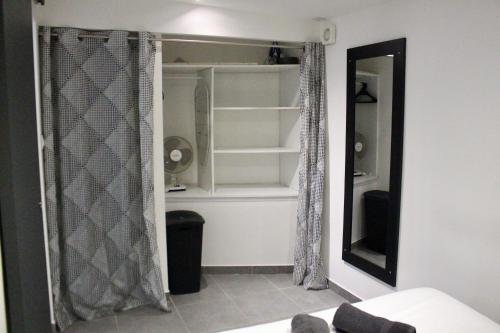 洛里昂La petite maison by PÓM的客厅配有镜子和衣柜