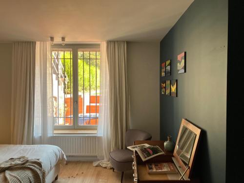 那慕尔Maison Henri Namur的一间卧室设有一张床和一个窗口