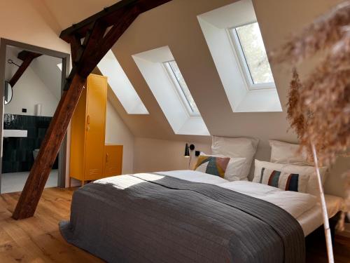StelleDas Timmann的一间卧室配有一张床和两个天窗