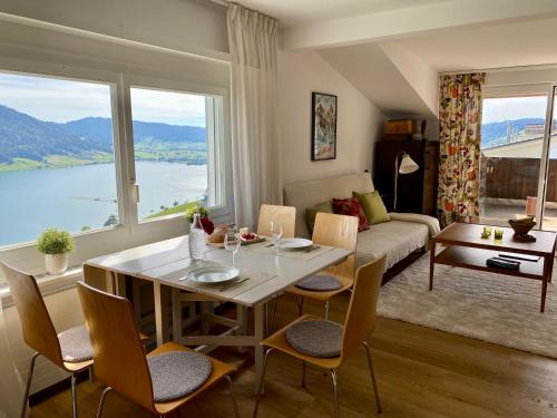 OberägeriBeautiful apartment with fantastic views的客厅配有桌椅和沙发