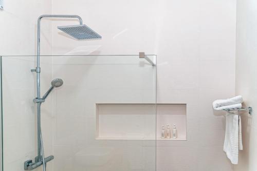 大里贝拉Quinta do Charco的玻璃门淋浴,手提电脑