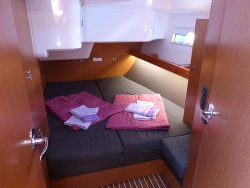 普罗奇达Sail bed and breakfast Procida的小房间,火车上的床