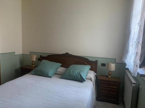 卡潘诺里casa GIRASOLE的一间卧室配有一张带两个蓝色枕头的床