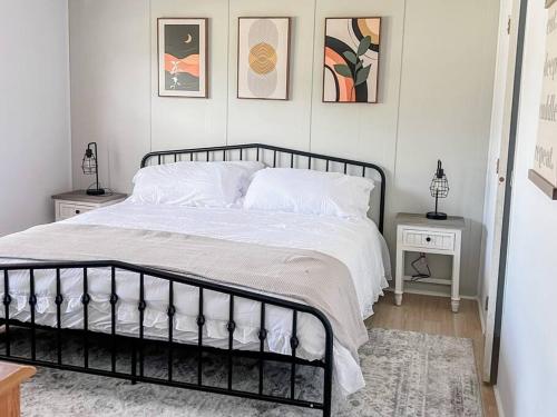 格林维尔Beautiful Stylish 3 bedroom home in Greenville的一间卧室配有带白色床单和枕头的床。