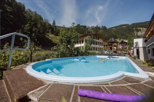 霍赫克尼希山麓丁滕萨尔茨堡霍夫酒店的庭院中间的大型游泳池
