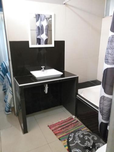 伊察Amaris Hotel的浴室配有盥洗盆和浴缸。
