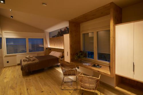 贝尔加HOTEL LA CABANA BERGA的卧室配有一张床、一张桌子和椅子