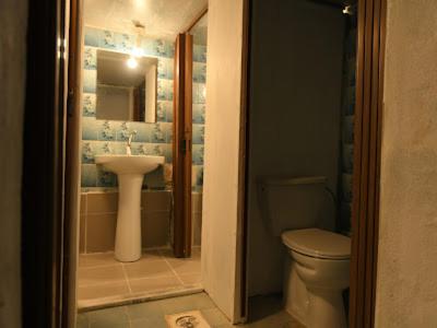 Al Azraq ash ShamālīSt.Jadoor Inn的一间带水槽和卫生间的浴室