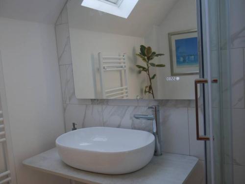 切尔滕纳姆Cheltenham accommodation -self-catering-2 bedrooms的浴室设有大型白色水槽和镜子