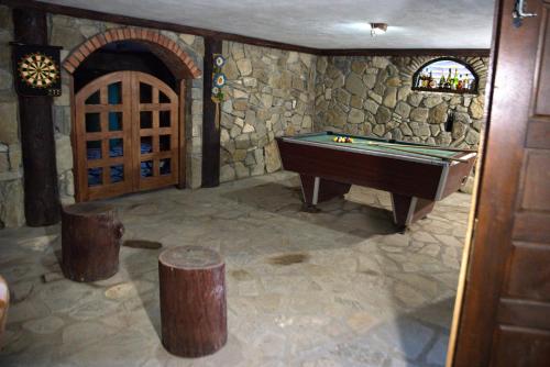 特尔古尼亚姆茨Cabana Plăieșul的游戏室设有台球桌和石墙