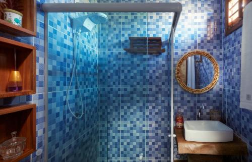 普雷亚Pousada Casa Zê - Praia do Preá的蓝色瓷砖浴室配有淋浴和盥洗盆
