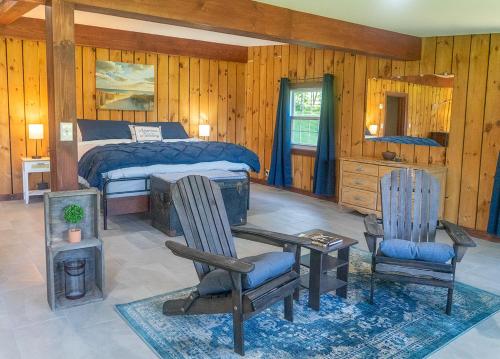 奥格登斯堡Summer specials on the Saint Lawrence River的卧室配有一张床、一张桌子和椅子