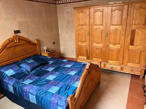 纳祖尔2 Zimmer Wohnung Corniche Nador Sidi Ali- am Meer & Wifi的一间卧室配有一张木床和木柜