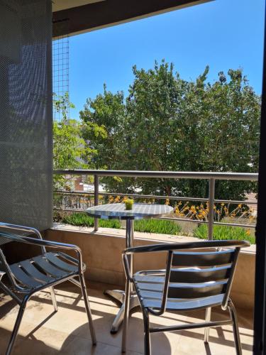 萨尔塔Aires verdes de Capital Depto的阳台配有2把椅子和1张桌子