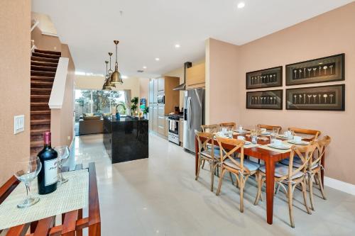 奥兰多Luxury Villa Less Than A Mile From Disneyworld -Bonus Elevator-的厨房以及带木桌和椅子的用餐室。