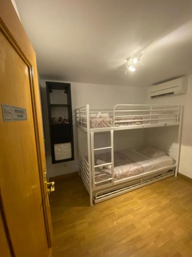 马德里Karl&Deby Madrid的一间客房内配有两张双层床的房间
