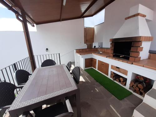 AlojeraVv Puerto del Trigo - Stella的一间带桌子和壁炉的用餐室