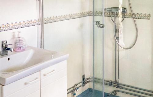斯特伦松德Cozy Home In Strmsund With Lake View的带淋浴和盥洗盆的浴室