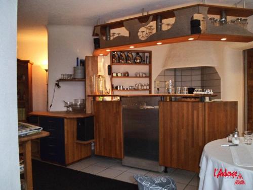 瓦尔多夫劳伯格酒店的厨房配有木制橱柜和黑色冰箱。