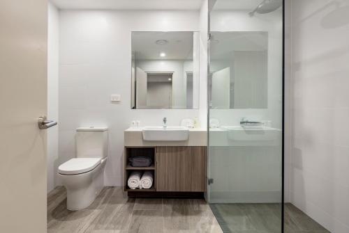 珀斯奎斯特伊娜路公寓的一间带水槽、卫生间和镜子的浴室