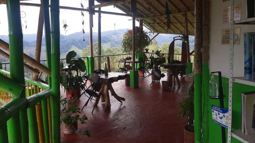 萨兰托Hostal y Camping Los Girasoles的带阳台的带桌椅的房间