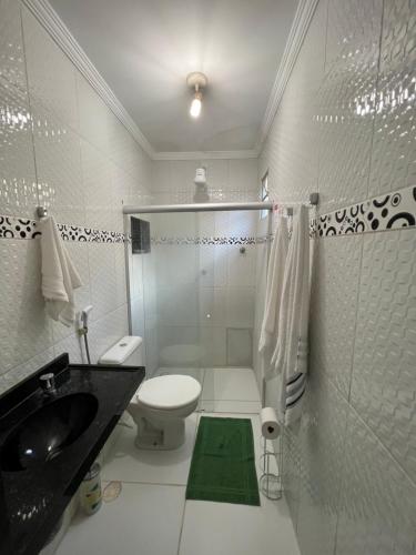 马拉戈日Casa em Peroba/Maragogi的白色的浴室设有水槽和卫生间。