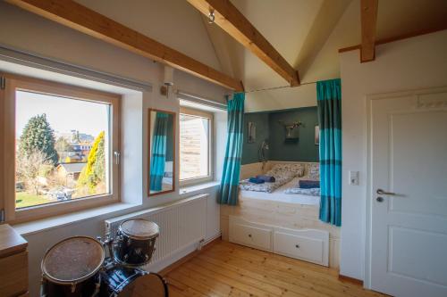 汉诺威Zuhause im Paradies的一间卧室设有一张床和一个大窗户