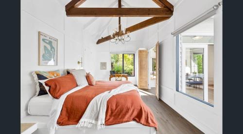 戴尔斯福特Daylesford Lake Garden Villas的一间卧室配有一张带橙色毯子的床