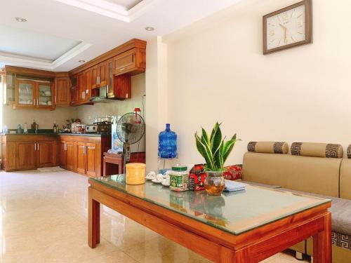 下龙湾RosePark Tuan Chau的客厅配有桌子和沙发