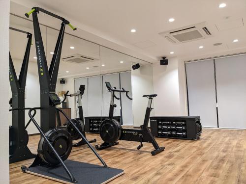 京都Park Hotel Kyoto的健身房设有跑步机,健身房提供健身自行车
