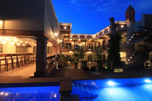 圣米格尔-德阿连德Concepción Hotel Boutique - Adults Only的夜间带游泳池的别墅