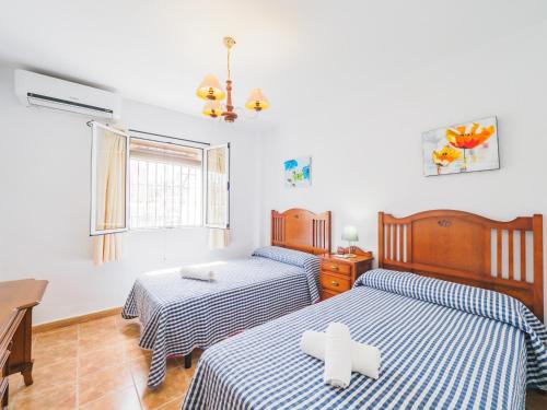 阿尔豪林格朗德Cubo's Finca Isabel Privacy & Relax的一间卧室配有两张带蓝白色床单的床