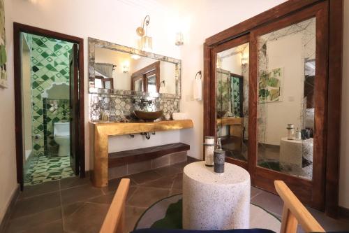 圣米格尔-德阿连德Concepción Hotel Boutique - Adults Only的一间带水槽和镜子的浴室