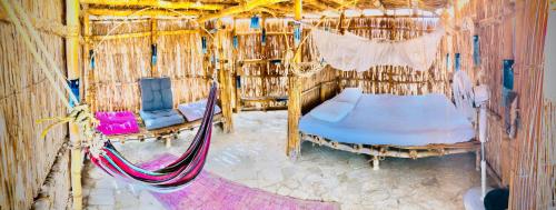 努韦巴Lala Land Camp的享有高空美景,设有一张床和吊床。