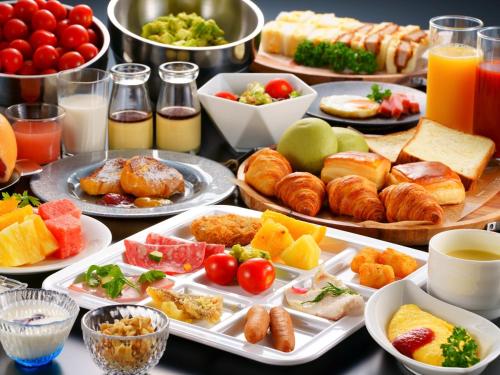阿苏市格兰德里奥麻生度假酒店的一张桌子,上面有多种不同的早餐食品